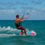 Melhor época do ano para combinar turismo, tênis e kitesurf no Ceará: clima, ventos e planejamento de viagem